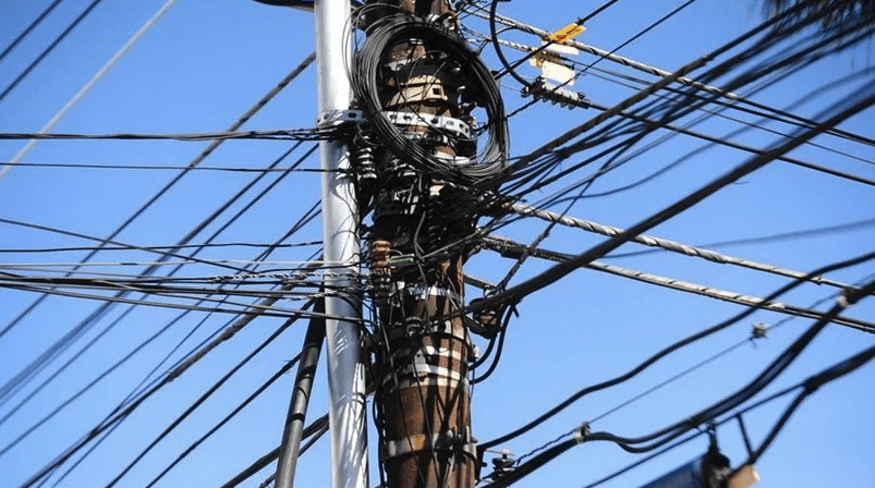 Adiós a los cables en los postes: nueva ley ordena soterrarlos